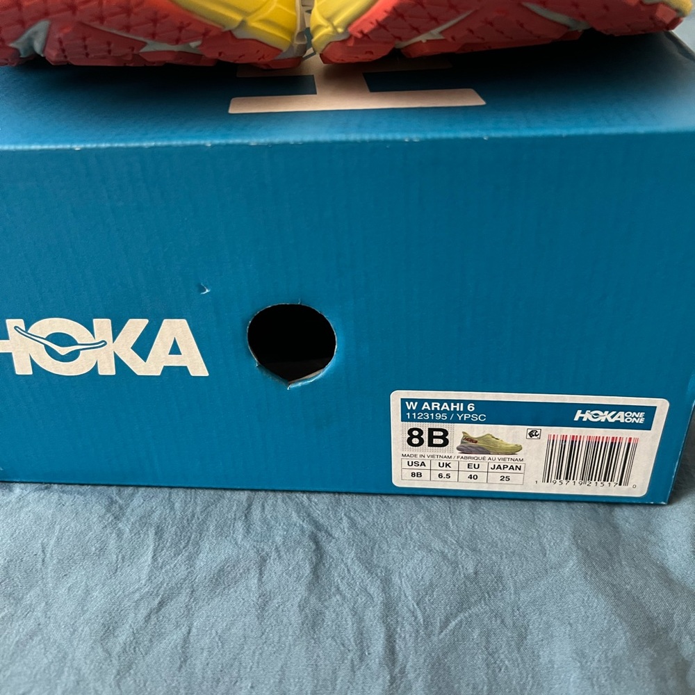 SOLD-Women’s Hoka arahi 6 - Picture 4 of 10
